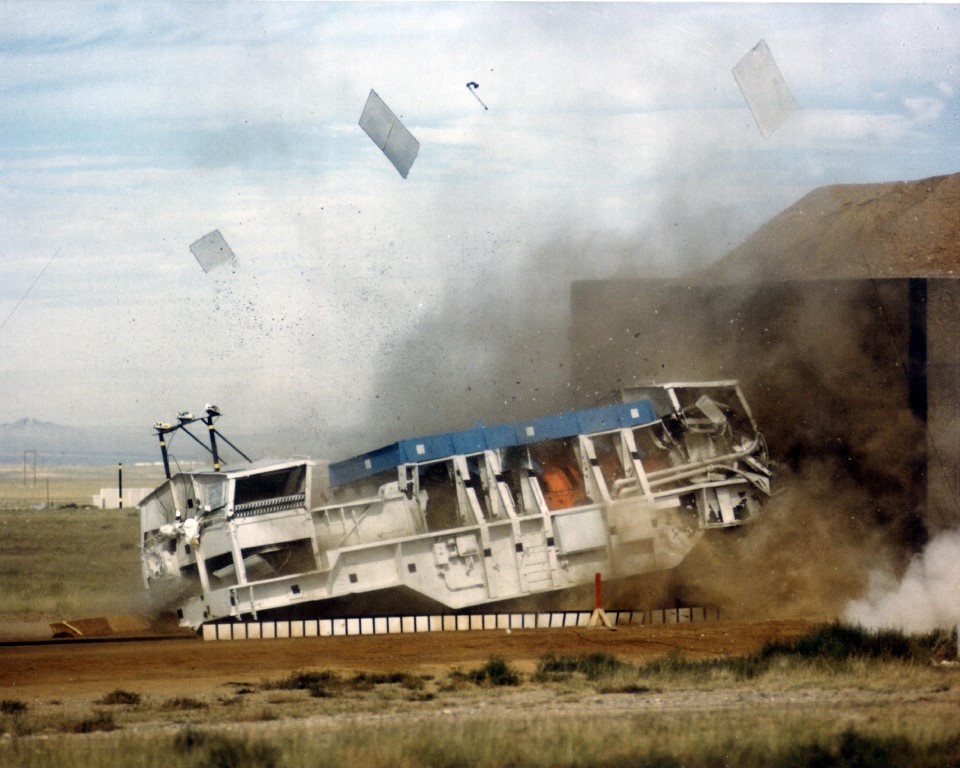  Test wytrzymałościowy na zderzenie z betonową przeszkodą z dużą prędkością, źródło: Wikipedia