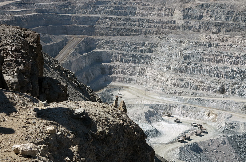 Rys. Kopalnia odkrywkowa rudy uranu Rössing Uranium Mine w Namibii